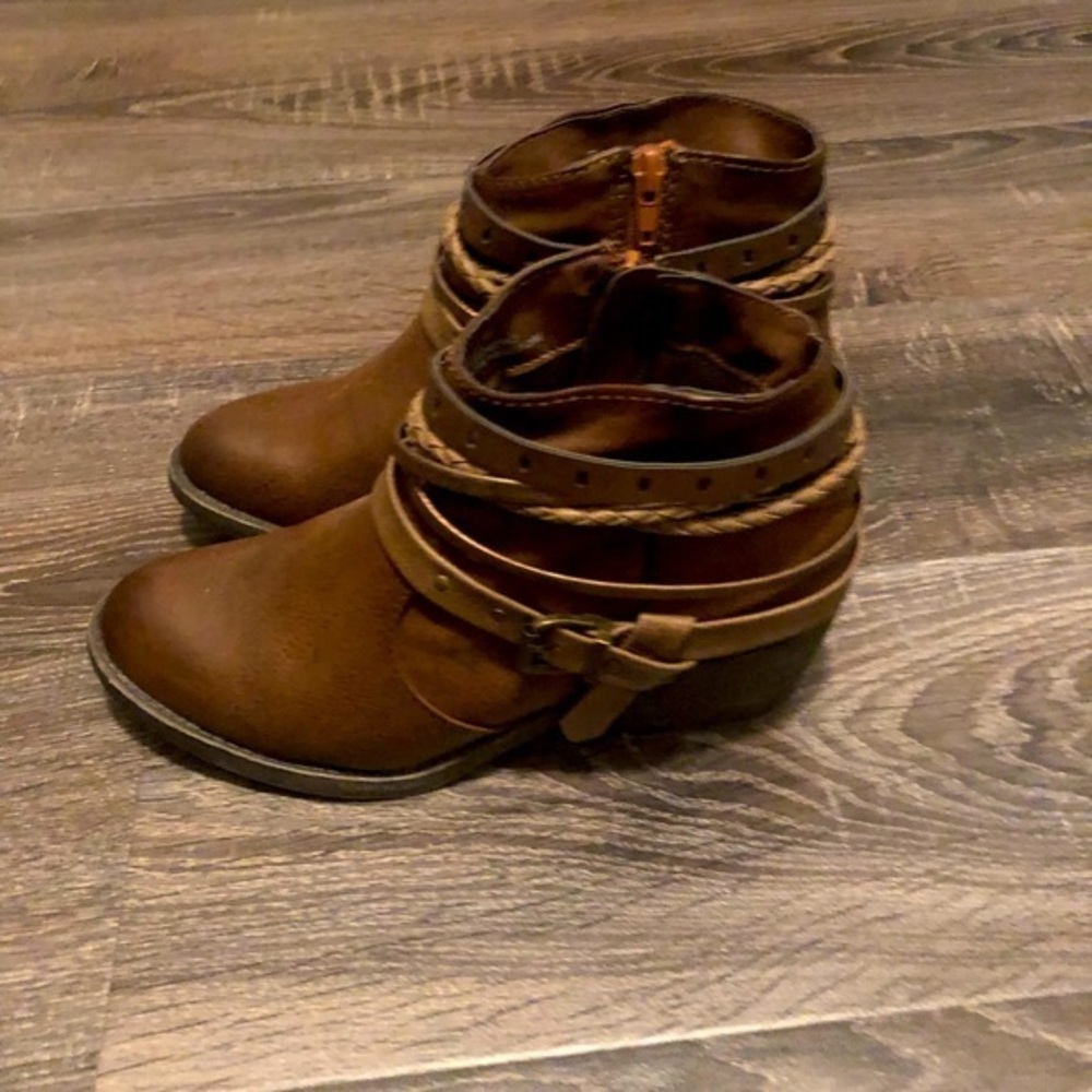 Ankle boots size 6M still look new